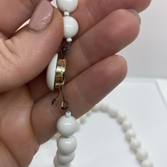 Vintage white stamped JAPAN necklace with clip clasp - Picture 6 of 7